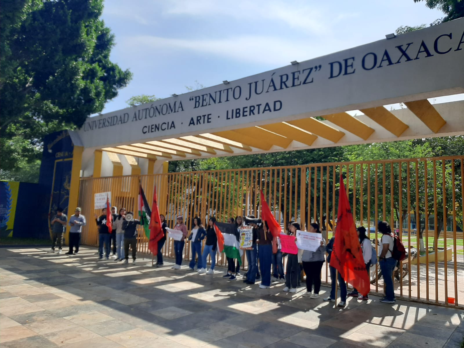 Aspirantes rechazados de UABJO protestan por más espacios y educación gratuita frente a rectoría en Oaxaca Aspirantes rechazados de UABJO protestan por más espacios y educación gratuita frente a rectoría en Oaxaca