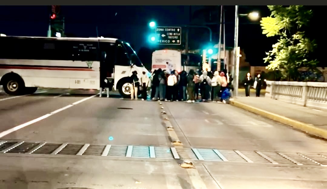 Normalistas bloquean esta noche de miércoles la calzada Niños Héroes, en Oaxaca capital; acusan negativa de autoridades a entablar diálogo Normalistas bloquean esta noche de miércoles la calzada Niños Héroes, en Oaxaca capital; acusan negativa de autoridades a entablar diálogo