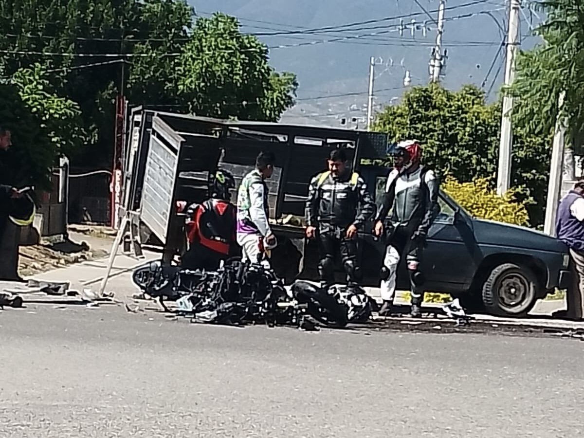 Motociclista muere al incrustarse en camioneta en Tlacolula, Oaxaca; accidente exhibe peligros y carencias viales graves