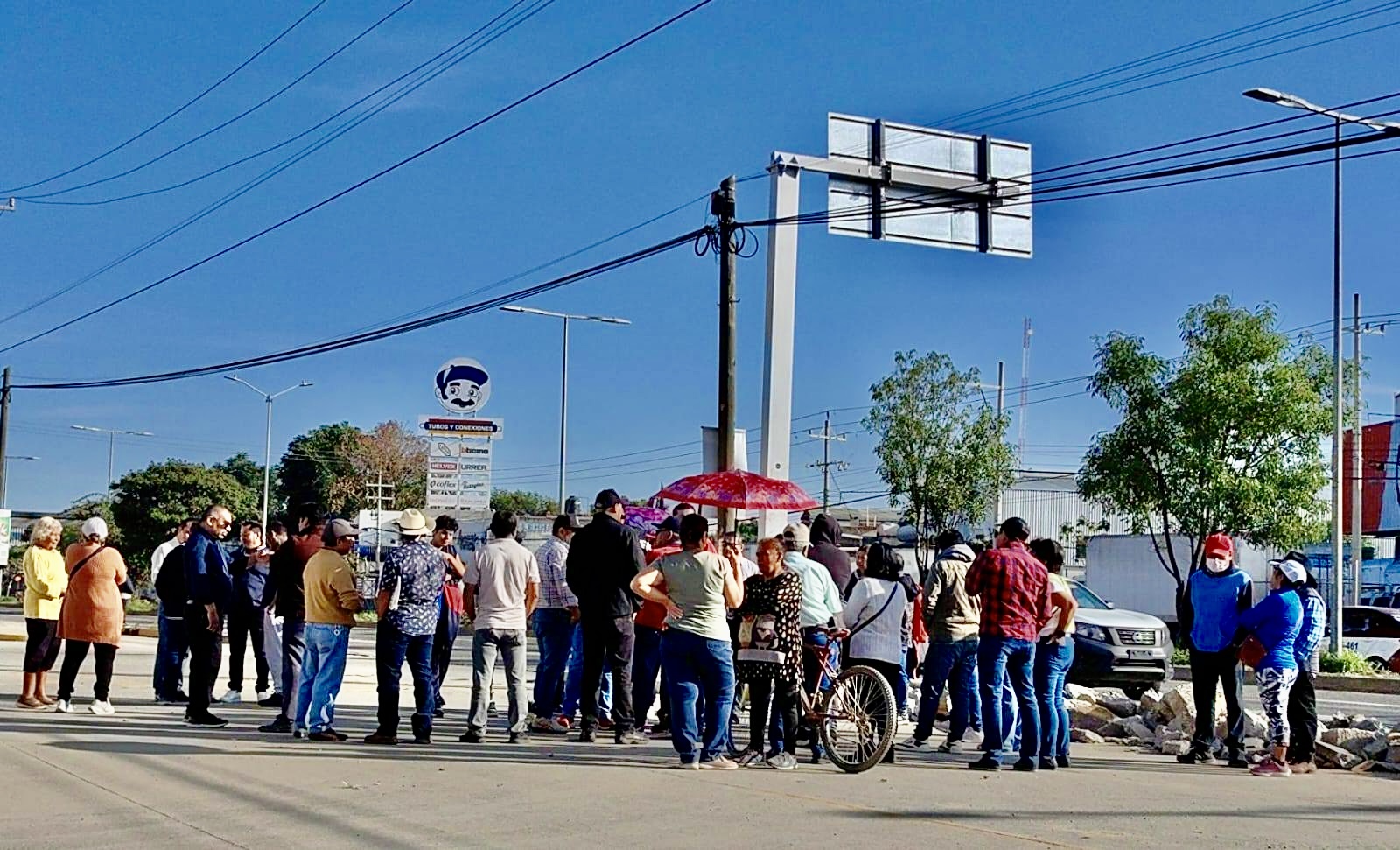 Vecinos de Viguera y Pueblo Nuevo, #Oaxaca, bloquean Panamericana contra distribuidor vial impuesto por Chagoya y Jara