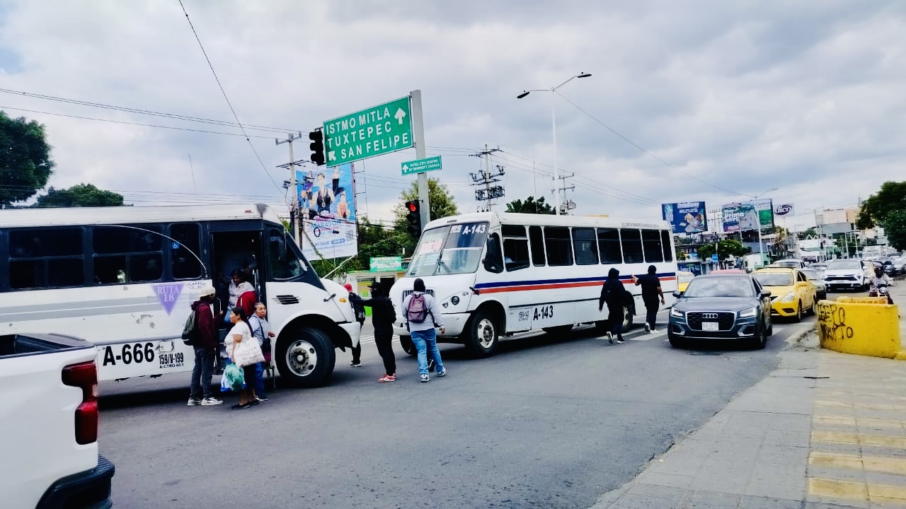 Caos vial en la zona norte de #Oaxaca de Juárez por bloqueos de estudiantes del CENEO; exigen solución a sus demandas
