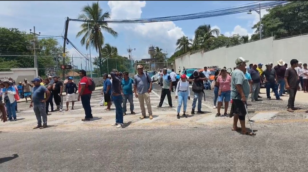 Productores bloquean aeropuerto de Puerto Escondido y exigen apoyos tras devastación de papaya y limón por huracán Erick