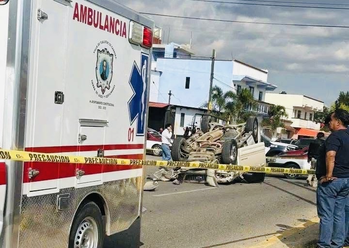 Fuerte choque en crucero de Tlalixtac deja un muerto y dos heridos graves; provoca caos vehicular en #Oaxaca