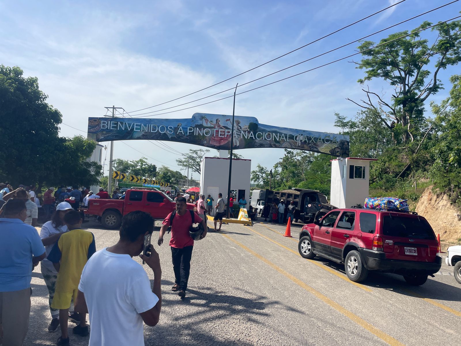 Continúa cierre de carretera 200 y entrada al aeropuerto de Puerto Escondido, #Oaxaca; agricultores no han sido atendidos por gobierno de Jara
