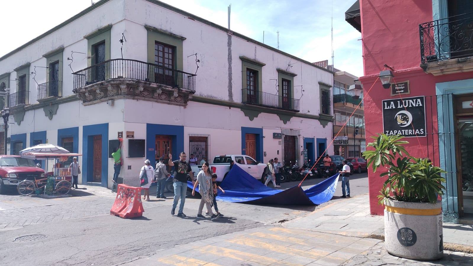 Profesores jubilados de Sección 22 bloquean calle del centro histórico de #Oaxaca exigiendo atención a demandas laborales