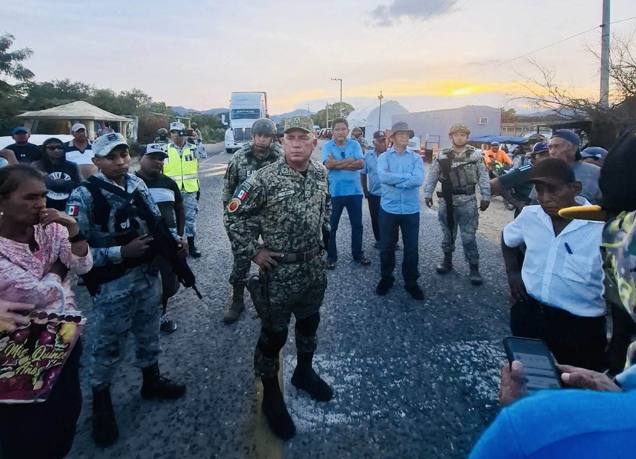 Habitantes bloquean carretera federal en Morro Mazatán; denuncian represión militar y exigen respuesta presidencial inmediata