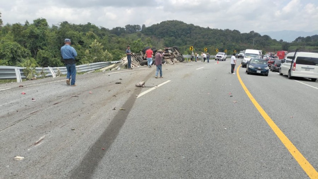 Fallece conductor en accidente de Torton en supercarretera Oaxaca-Puerto Escondido; hay un herido