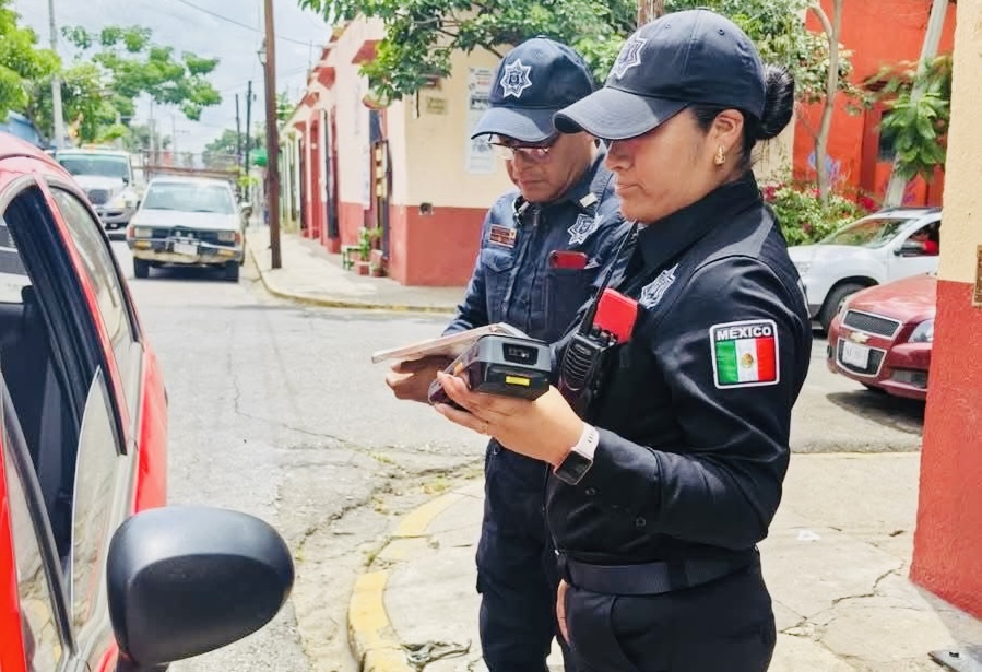 Multas “exprés” en Oaxaca de Juárez: la modernidad llegó… para vaciar bolsillos con terminal digital portátil
