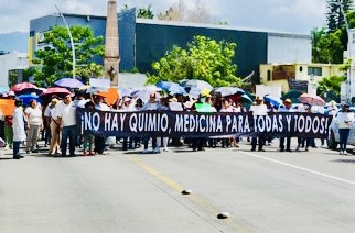 Marchan en #Oaxaca por desabasto de medicinas y exigen a autoridades garantizar insumos y atención médica Marchan en #Oaxaca por desabasto de medicinas y exigen a autoridades garantizar insumos y atención médica