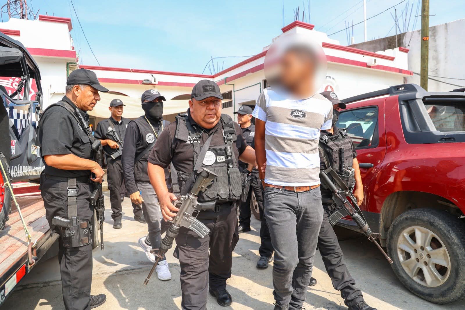 Cae red criminal en Pinotepa, en la Costa de #Oaxaca; detienen a cuatro policías y hallan cuentas espejo ilegales en el C2 Cae red criminal en Pinotepa, en la Costa de #Oaxaca; detienen a cuatro policías y hallan cuentas espejo ilegales en el C2