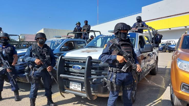 Oaxaca alcanza fuerza policial óptima, pero corrupción y mala selección de mandos mantienen la crisis de inseguridad Oaxaca alcanza fuerza policial óptima, pero corrupción y mala selección de mandos mantienen la crisis de inseguridad