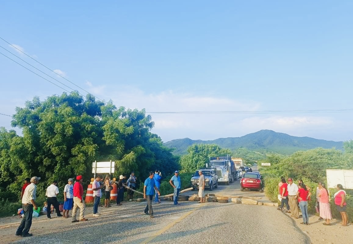 Bloqueo en Morro Mazatán paraliza carretera Costera; habitantes exigen obra prioritaria y atención de edil