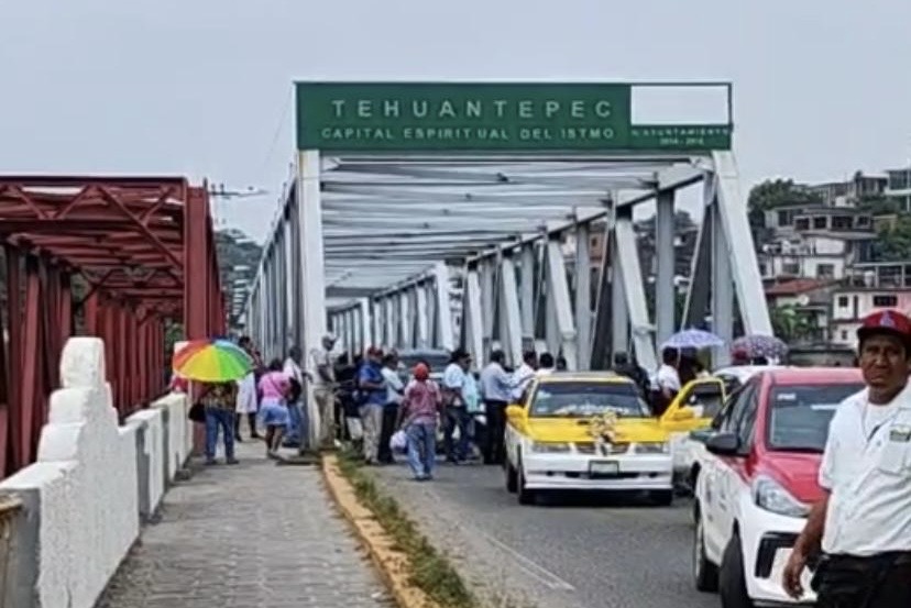 Bloqueo en puente de Tehuantepec exige agua potable ante indiferencia de autoridades municipales