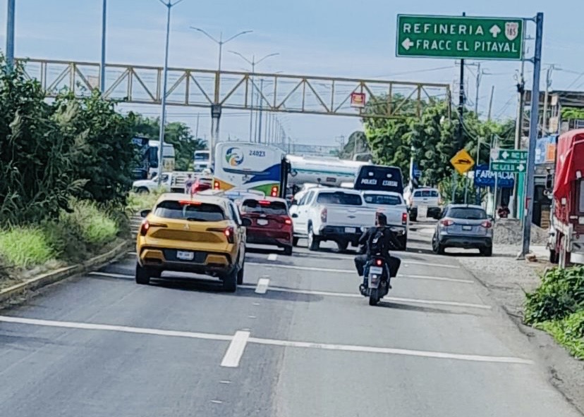 Bloquean carretera en Tehuantepec por adeudo de luz; exigen al IEEPO y CFE restablecer servicio escolar
