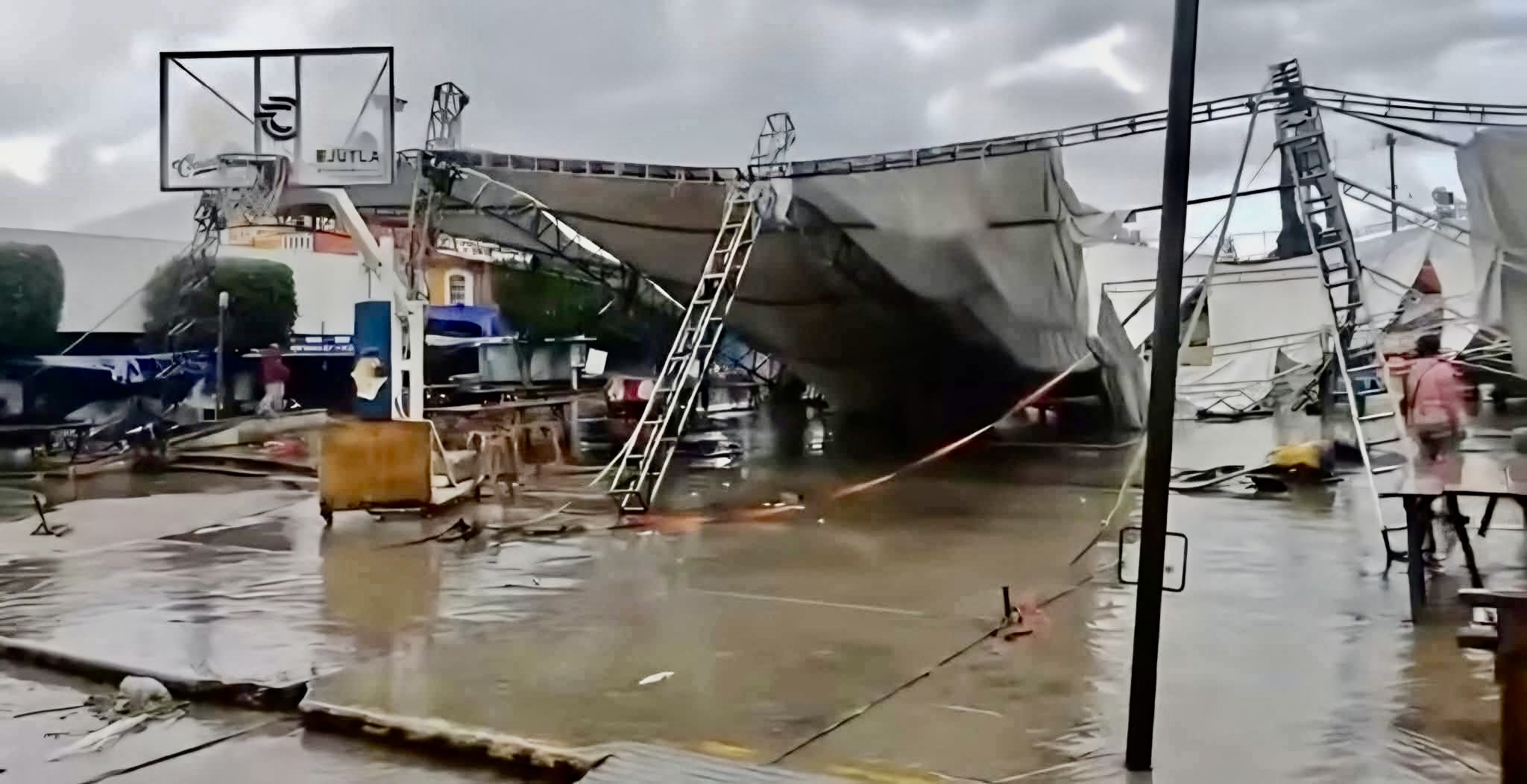 Tormenta con fuertes vientos causa daños en Ejutla de Crespo, #Oaxaca, afectando panteón y fiesta patronal Tormenta con fuertes vientos causa daños en Ejutla de Crespo, #Oaxaca, afectando panteón y fiesta patronal