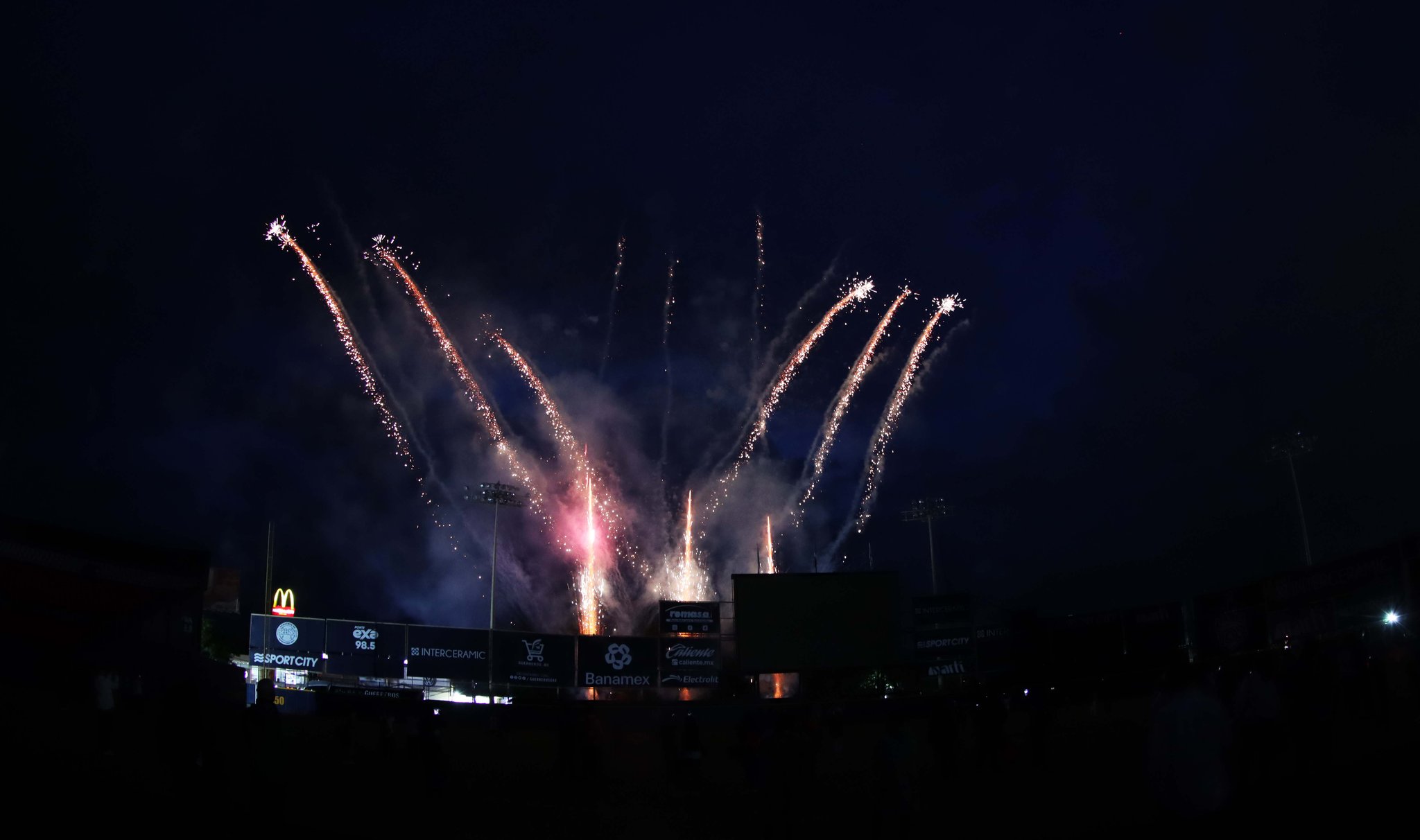 Con emotivo apagado de luces, Oaxaca despide al histórico estadio Eduardo Vasconcelos tras 75 años de historia