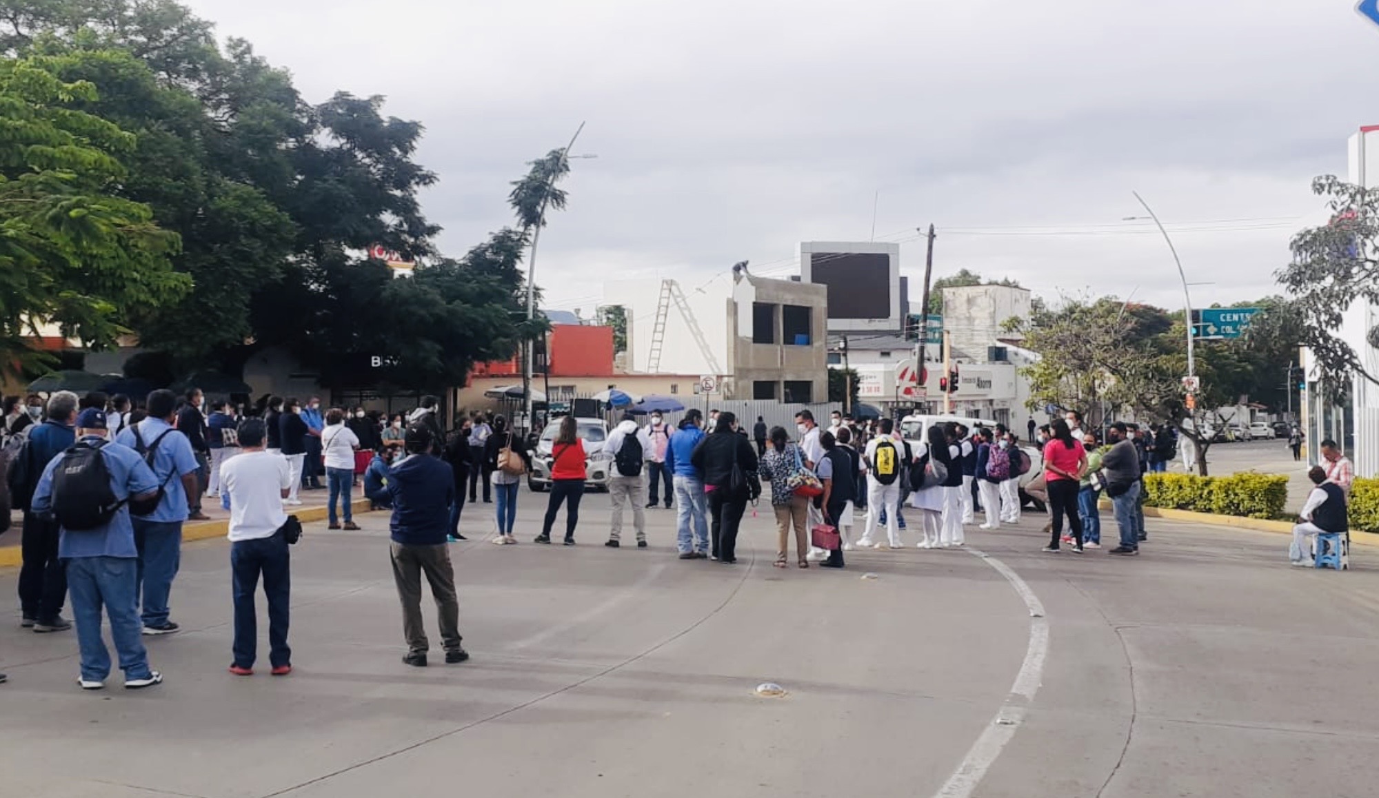 Bloqueos paralizan #Oaxaca capital: normalistas y maestros exigen plazas y acuerdos incumplidos antes de la llegada de la presidenta Sheinbaum