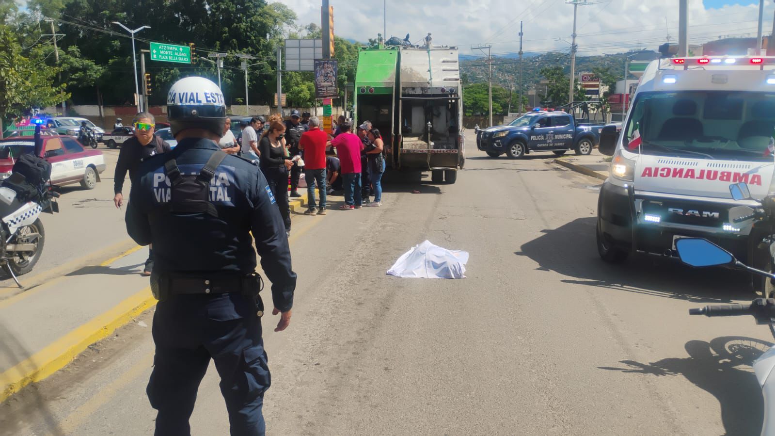 Camión de basura atropella a pareja de adultos mayores en Oaxaca capital; mujer muere, el conductor detenido