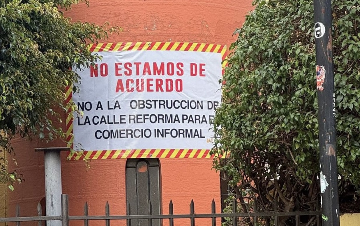 Protestan vecinos de la calle Reforma, en Oaxaca de Juárez; exigen al Ayuntamiento frenar instalación de ambulantes