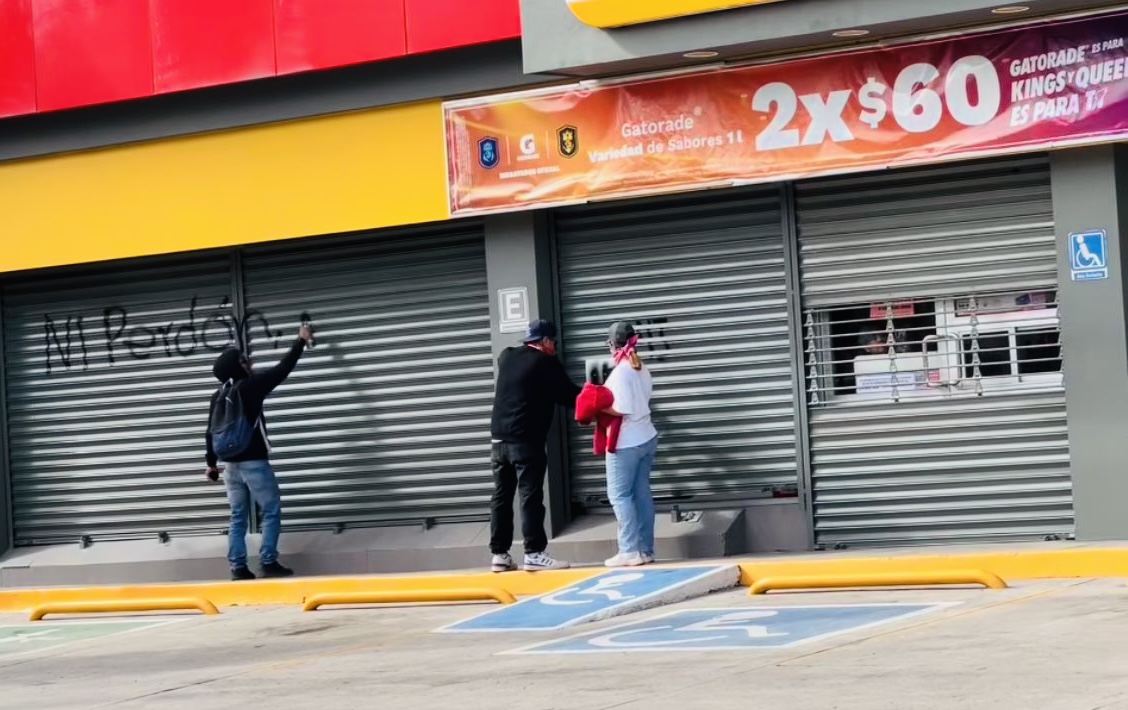Normalistas marchan en #Oaxaca y realizan pintas para conmemorar 11 años de la desaparición de Los 43 de Ayotzinapa