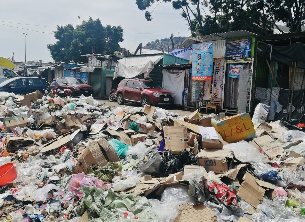 Acumulación de basura en el Mercado de Abasto de Oaxaca afecta estacionamiento y genera insalubridad