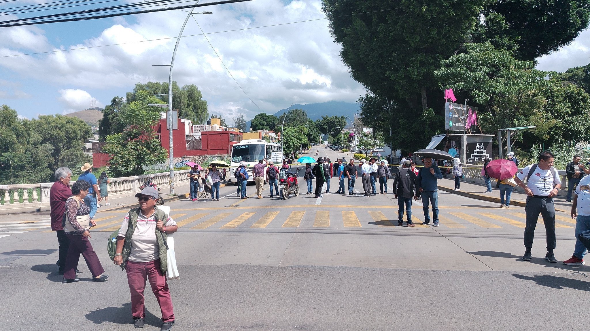 Sección 22 de la CNTE bloquea crucero de Fonapas en Oaxaca capital; demandan atención a sus demandas laborales