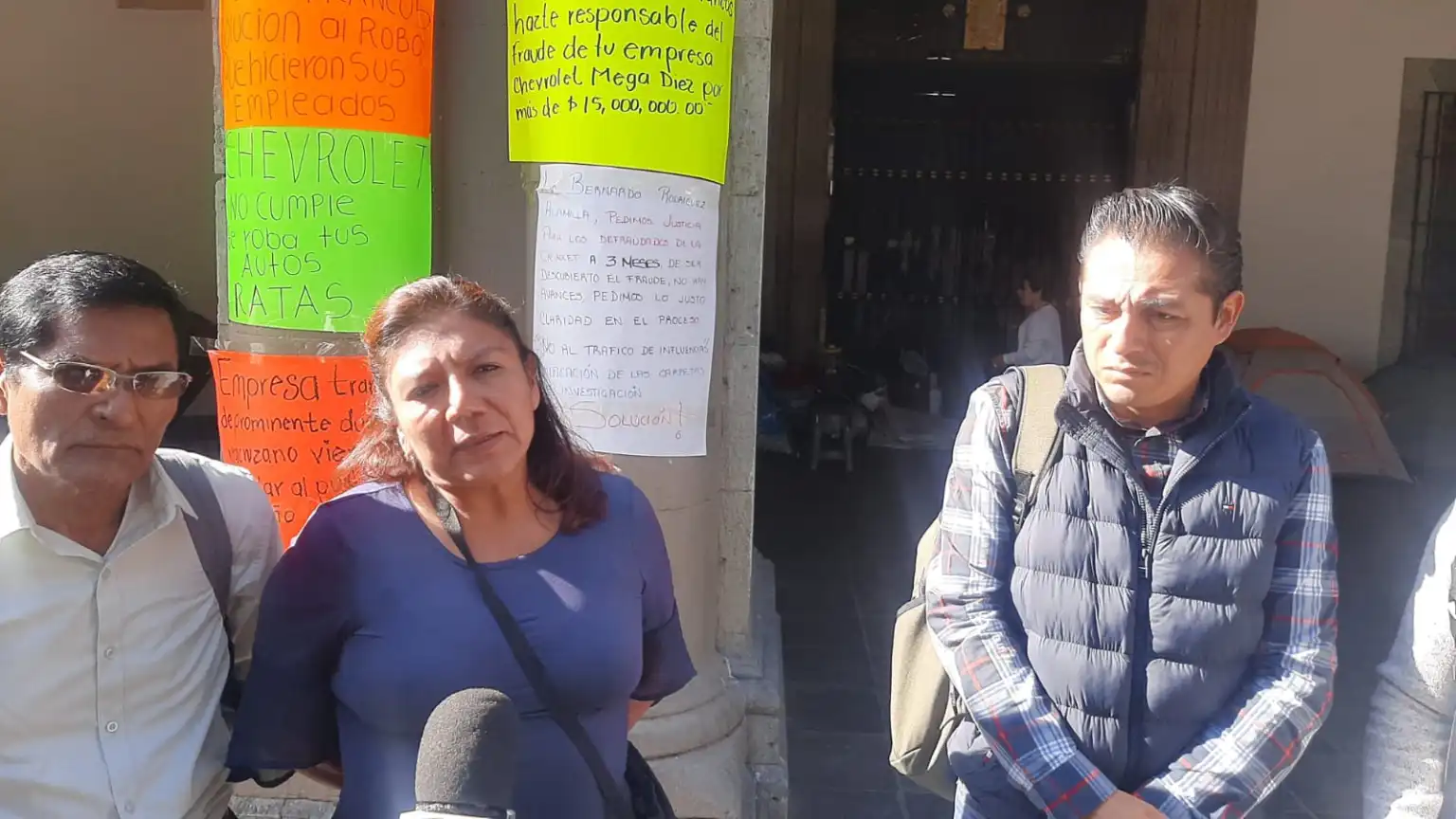 Afectados denuncian impunidad por fraude millonario de agencia Chevrolet de #Oaxaca; exigen justicia frente a Palacio de Gobierno