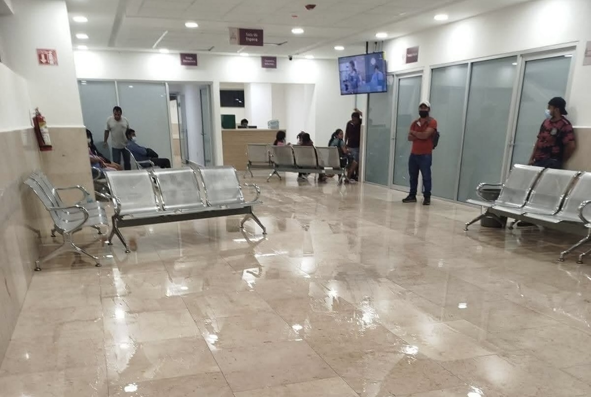 Nuevo hospital de Tuxtepec exhibe goteras, carencias de equipo y medicamentos tras primeras lluvias