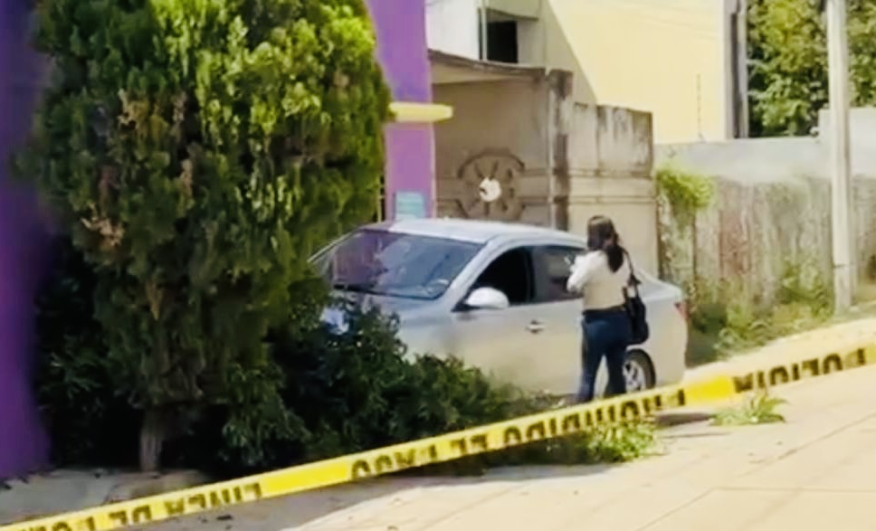 Ejecutan a extrabajador de Semovi en San Jacinto Amilpas, en Oaxaca; chocó auto contra una casa; Fiscalía busca testigos Ejecutan a extrabajador de Semovi en San Jacinto Amilpas, en Oaxaca; chocó auto contra una casa; Fiscalía busca testigos