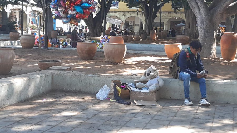 Paran trabajadores de limpia del Ayuntamiento de Oaxaca de Juárez; el Zócalo capitalino luce repleto de basura y advierten riesgos sanitarios