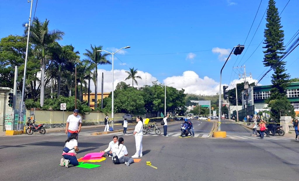 Trabajadores eventuales del ISSSTE extienden bloqueo en Calzada Niños Héroes en protesta por otorgamiento de plazas a Sección 22 Trabajadores eventuales del ISSSTE extienden bloqueo en Calzada Niños Héroes en protesta por otorgamiento de plazas a Sección 22