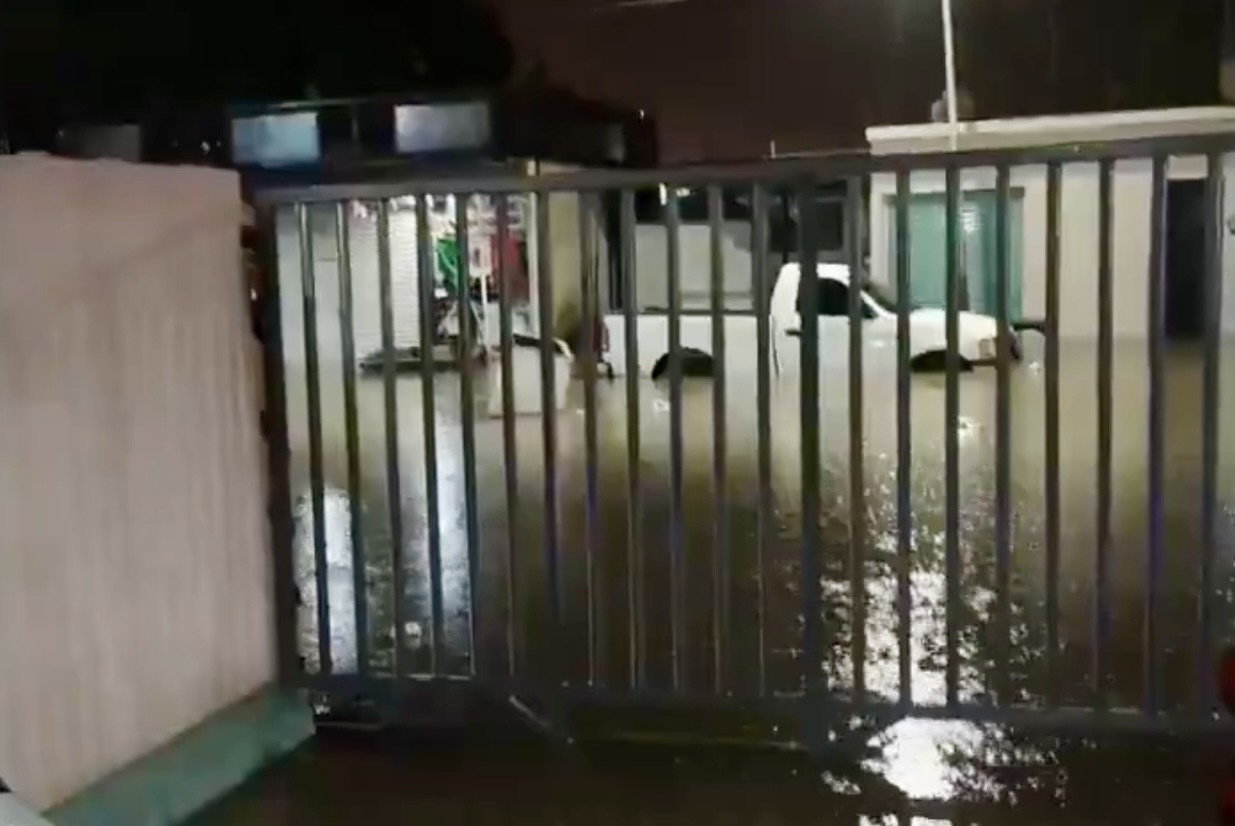 Fuerte lluvia inunda diversas zonas del puerto de Salina Cruz, #Oaxaca: calles, viviendas y comercios afectados