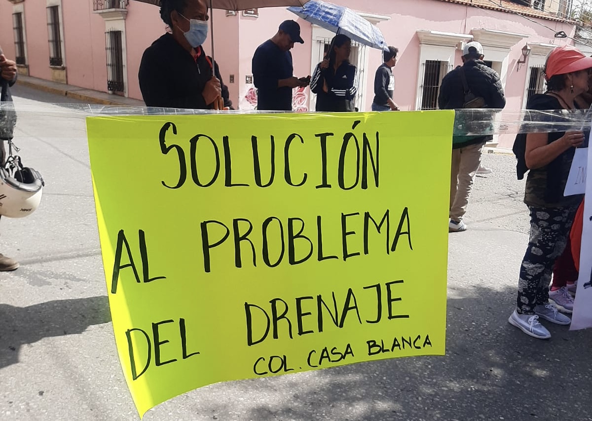 Vecinos de Casa Blanca, de Oaxaca de Juárez, bloquean la calle de Crespo por fallas en drenaje y agua potable Vecinos de Casa Blanca, de Oaxaca de Juárez, bloquean la calle de Crespo por fallas en drenaje y agua potable