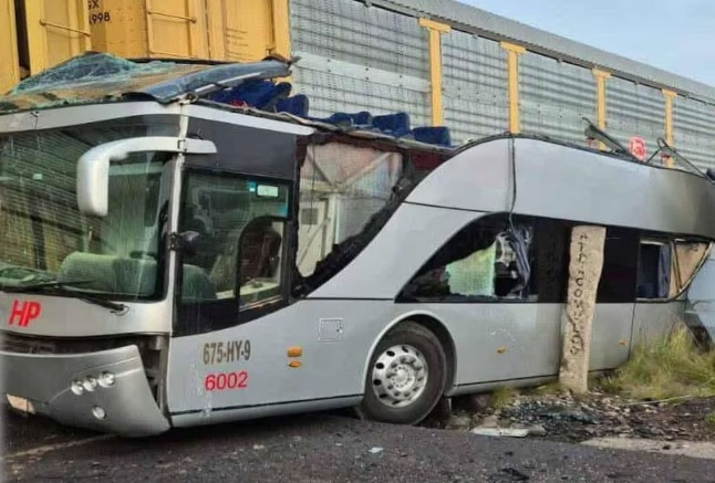 Tren en Atlacomulco embiste a autobús de pasajeros; reportan al menos 8 muertos y 45 lesionados