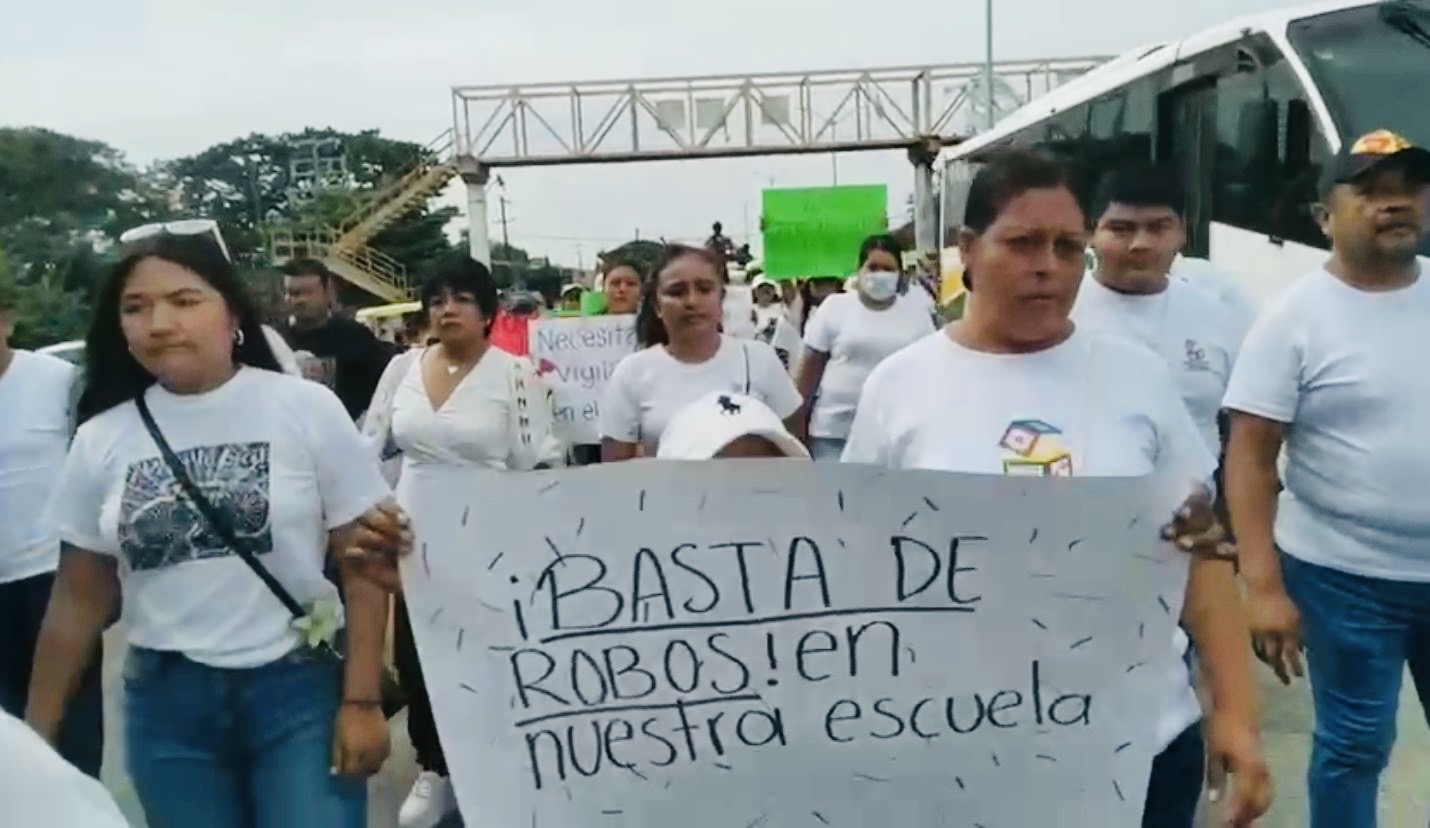 Padres y maestros marchan en Tehuantepec exigiendo seguridad para el CAM 35 ante creciente inseguridad Padres y maestros marchan en Tehuantepec exigiendo seguridad para el CAM 35 ante creciente inseguridad