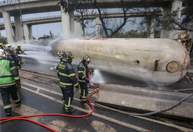 Silza, dueña de pipa que explotó en Puente de la Concordia, dice que tiene 3 pólizas de seguro vigentes; «asumiremos nuestra responsabilidad» Silza, dueña de pipa que explotó en Puente de la Concordia, dice que tiene 3 pólizas de seguro vigentes; «asumiremos nuestra responsabilidad»