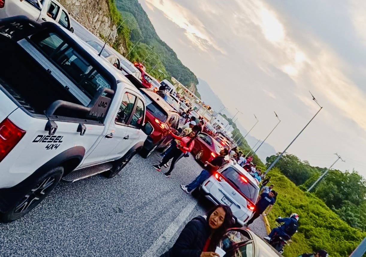 Manifestantes toman caseta de cobro Barranca Larga-Ventanilla; exigen a Capufe que repare la supercarretera Manifestantes toman caseta de cobro Barranca Larga-Ventanilla; exigen a Capufe que repare la supercarretera