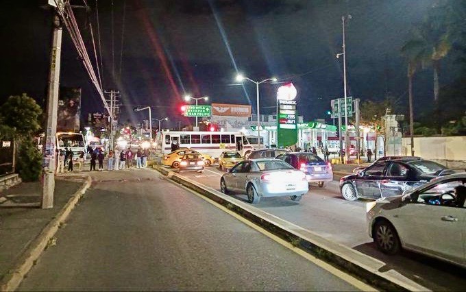 Normalistas bloquearon calzada en #Oaxaca capital, por la noche; exigían cumplimiento de demandas educativas tras ruptura de diálogo Normalistas bloquearon calzada en #Oaxaca capital, por la noche; exigían cumplimiento de demandas educativas tras ruptura de diálogo