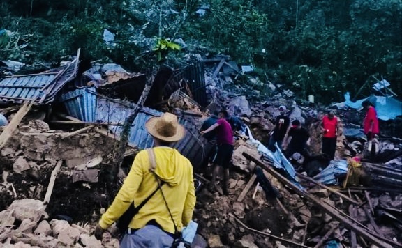 Deslave en Huautla de Jiménez deja un muerto, seis heridos y viviendas afectadas en #Oaxaca Deslave en Huautla de Jiménez deja un muerto, seis heridos y viviendas afectadas en #Oaxaca