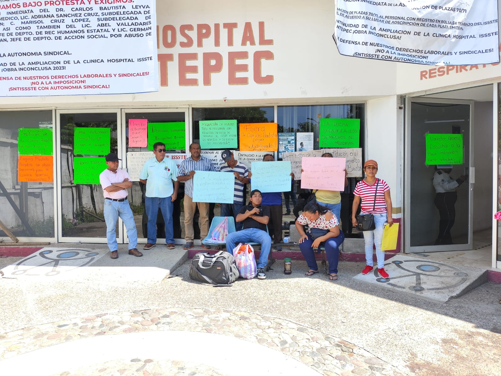 Muere profesor en hospital del ISSSTE en Tehuantepec por falta de aeronave para trasladarlo a la CDMX Muere profesor en hospital del ISSSTE en Tehuantepec por falta de aeronave para trasladarlo a la CDMX