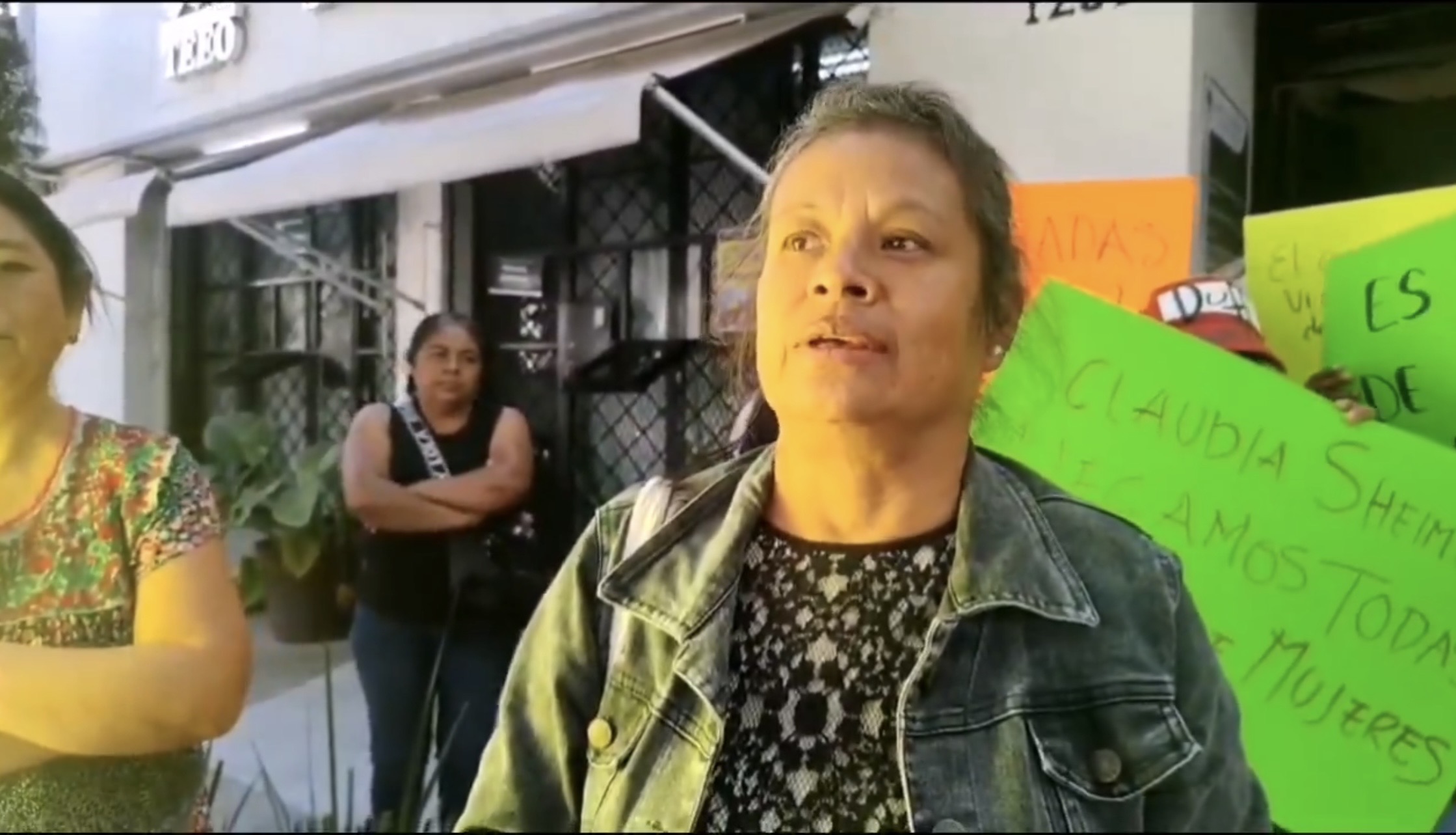 Mujeres de Atzompa, #Oaxaca, protestan en el IEEPCO; acusan a Noé Jara y a Edil de ofrecer 5 mil pesos por voto Mujeres de Atzompa, #Oaxaca, protestan en el IEEPCO; acusan a Noé Jara y a Edil de ofrecer 5 mil pesos por voto
