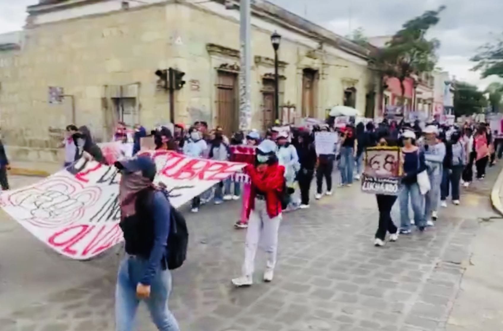 Marcha pacífica en Oaxaca por Tlatelolco: Normalistas conmemoran 57 años sin incidentes ni vandalismo Marcha pacífica en Oaxaca por Tlatelolco: Normalistas conmemoran 57 años sin incidentes ni vandalismo