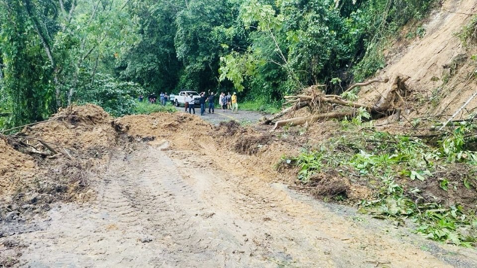 Lluvias del ciclón tropical Priscilla provocan derrumbes y bloquean carretera Oaxaca–Puerto Ángel Lluvias del ciclón tropical Priscilla provocan derrumbes y bloquean carretera Oaxaca–Puerto Ángel