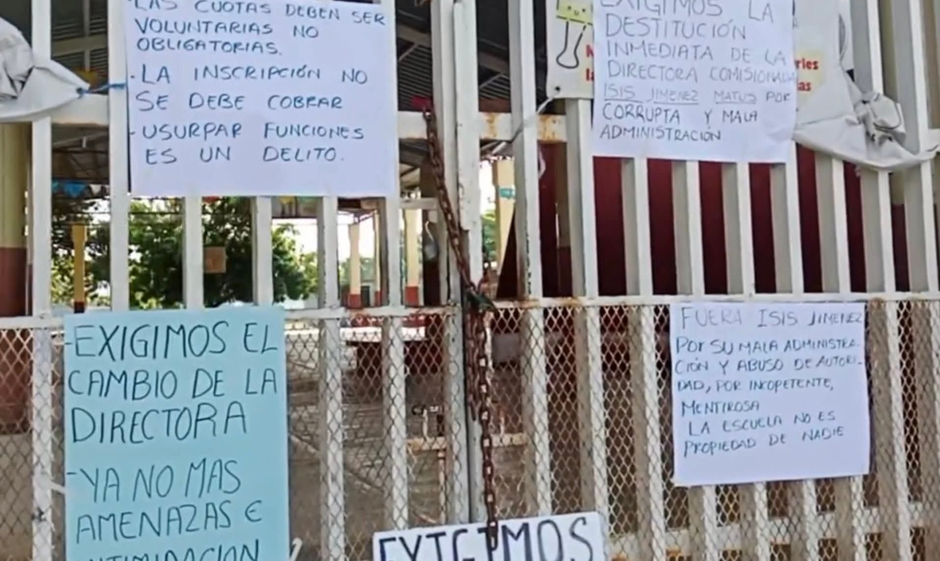 Madres de familia protestan en primaria Revolución de Xadani, #Oaxaca, por corrupción y abusos; exigen destitución de directora