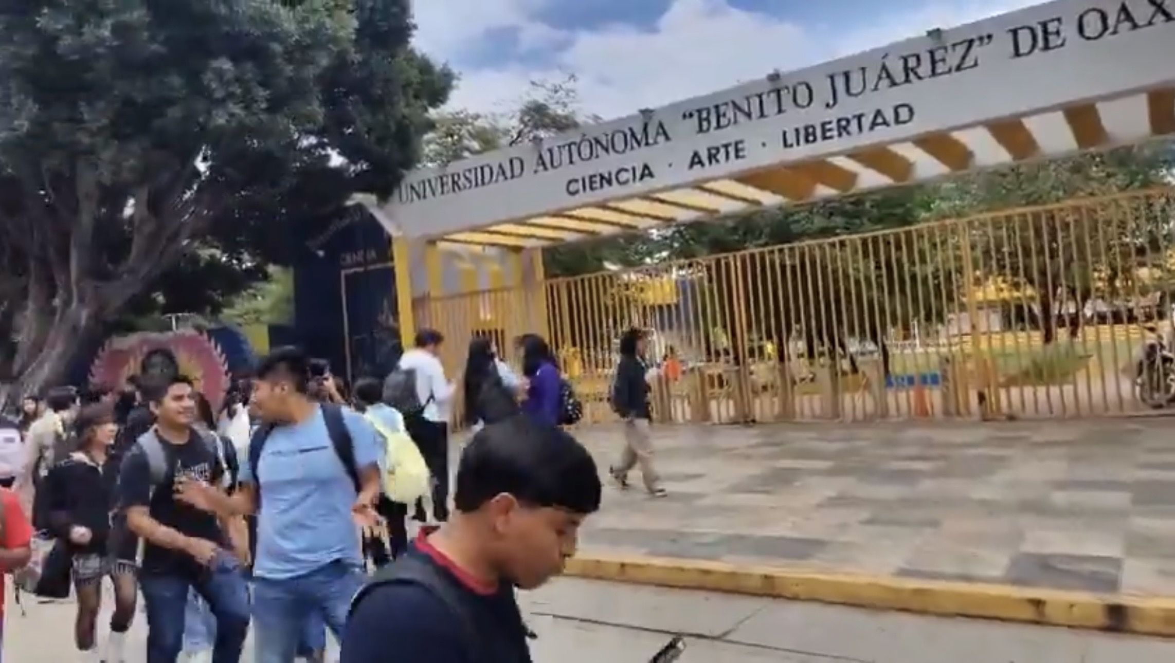 STEUABJO toma Ciudad Universitaria tras retiro de lonas con demandas sindicales por órdenes del rector de la UABJO