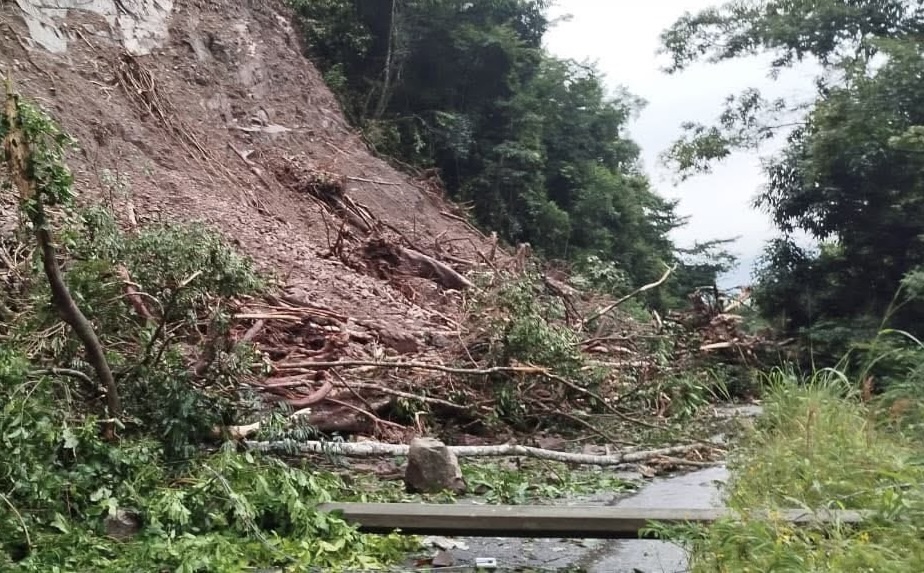 Cierran la carretera Tuxtepec-Oaxaca por derrumbe cerca de Cerro Pelón; la SICT trabaja para remover tierra y piedras