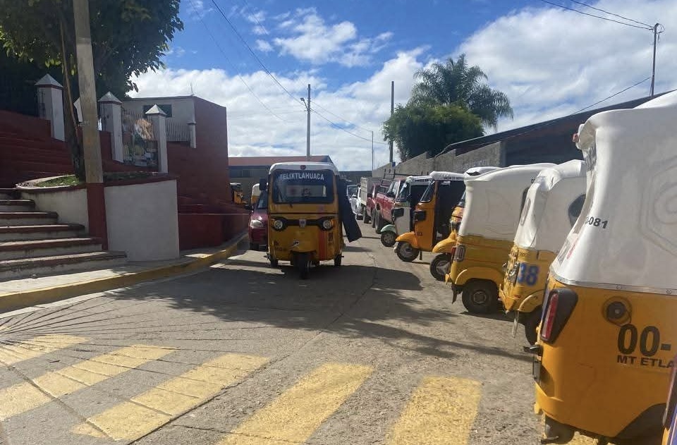 Mototaxistas toman ayuntamiento de Telixtlahuaca por extorsiones y abusos de autoridades municipales Mototaxistas toman ayuntamiento de Telixtlahuaca por extorsiones y abusos de autoridades municipales