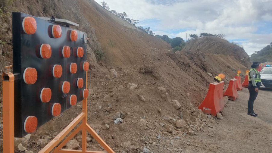 Cierre total temporal de la supercarretera Cuacnopalan-Oaxaca por deslave en km 205+500, pasando San Pablo Etla Cierre total temporal de la supercarretera Cuacnopalan-Oaxaca por deslave en km 205+500, pasando San Pablo Etla