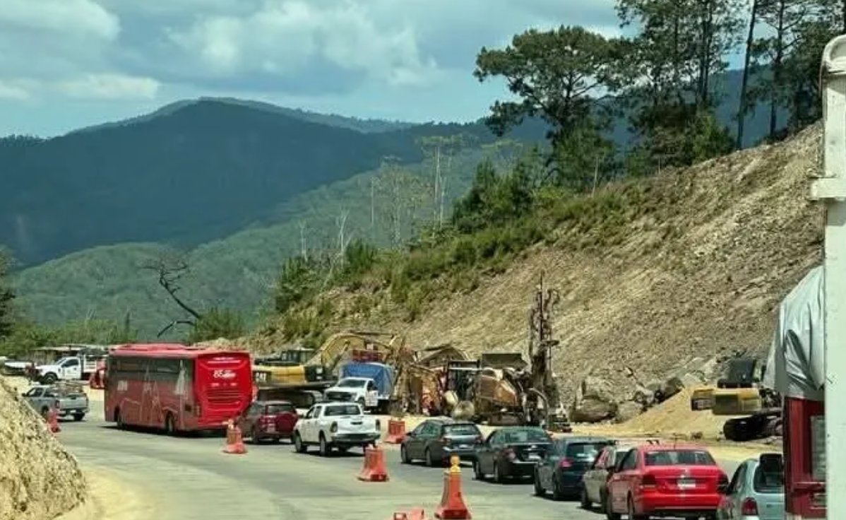 Transportistas de los Coatlanes vuelven a bloquear la supercarretera Oaxaca-Puerto Escondido; acusan al ADO de invadir rutas Transportistas de los Coatlanes vuelven a bloquear la supercarretera Oaxaca-Puerto Escondido; acusan al ADO de invadir rutas