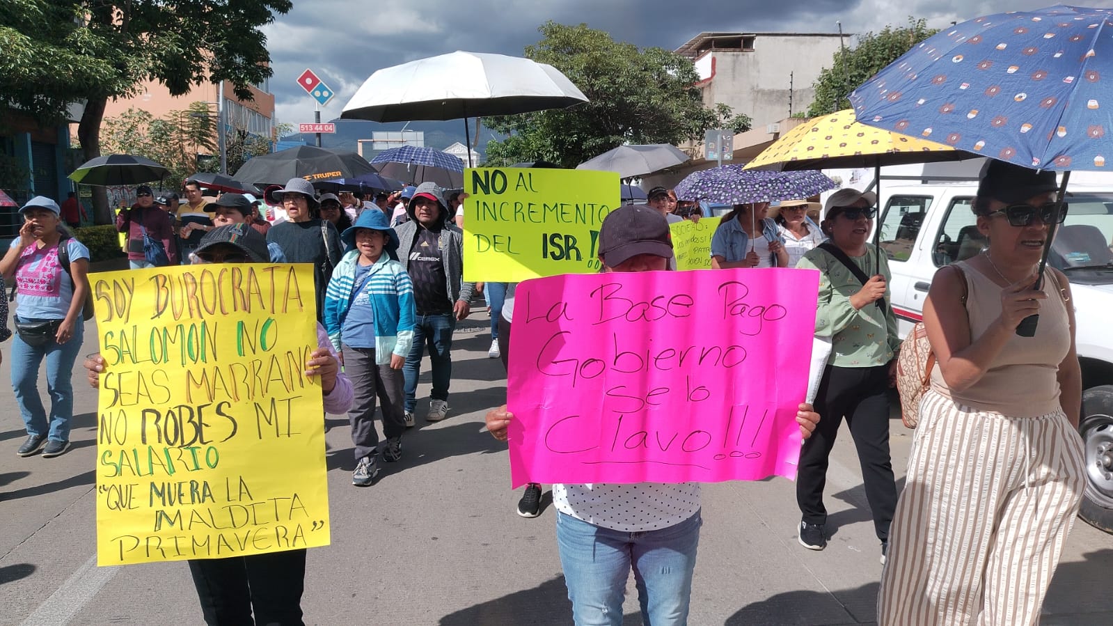 Integrantes del Sindicato de Burócratas de #Oaxaca marchan contra Jara y acusan a su dirigencia por ignorar la defensa de sus derechos Integrantes del Sindicato de Burócratas de #Oaxaca marchan contra Jara y acusan a su dirigencia por ignorar la defensa de sus derechos